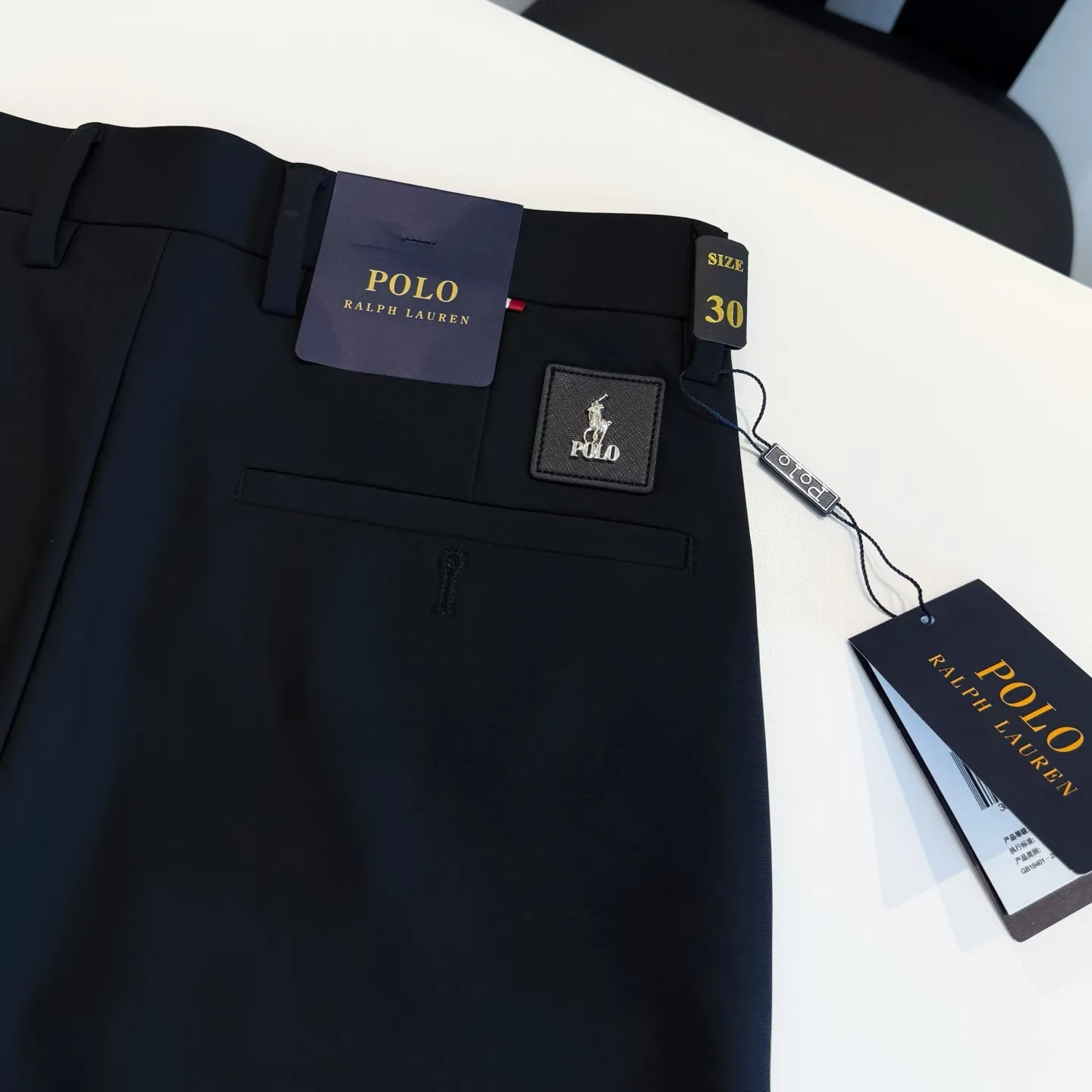 P210 Style number: D430 Raff suit trousers, clean black trousers. The most classic and best-selling fashion series. Casual thick milk silk trousers. Perfect fit. The golden ratio between trousers length and slim fit, which is between trousers and nine-pointers. It is just right. It comes with Lycra soft. It is thick, the fabric is stiff and elastic. The milk silk fabric has been treated with a special process and has the characteristics of no ironing, anti-wrinkle, anti-static, and non-stick hair! Pants with letter logo on the back pocket, simple and low-key. Size: M-4XL 30-35 30 recommended (100-120 jins) 31 recommended (120-135 jins) 32 recommended (135-145 jins) 34 recommended (145-160 jins) 35 recommended (160-180 jins)